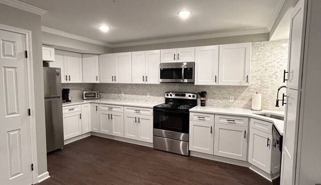 *Spacious 3 bed/3 bath apartment near airport/UB*