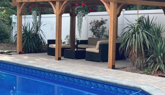 Spacious 4 BR house with swimming pool, AC, WiFi in wonderful Wading River