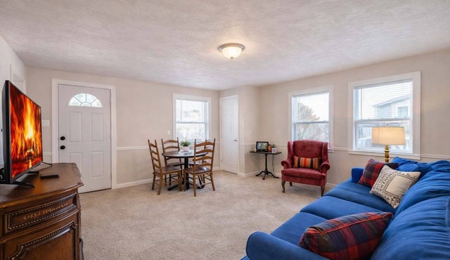 Spacious 4BR | Sleeps 8 | 5 Min to S&T & Downtown
