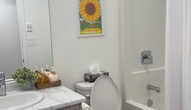 Spacious Private Entire 1-Bedroom Apt near Airport and Buchart Garden in Saanich