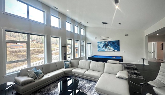 Spectacular Ski-in/Ski-out Penthouse at Sun Peaks. Panoramic Mountain Views!