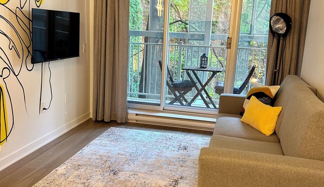 Studio in Downtown Montreal/private balcony