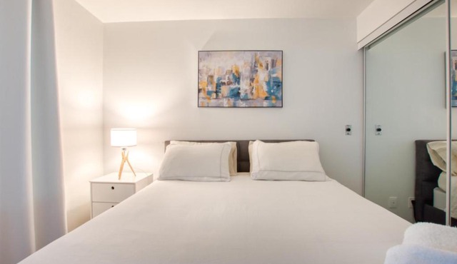 Stunning DT Waterfront Suite with Swimming Pool