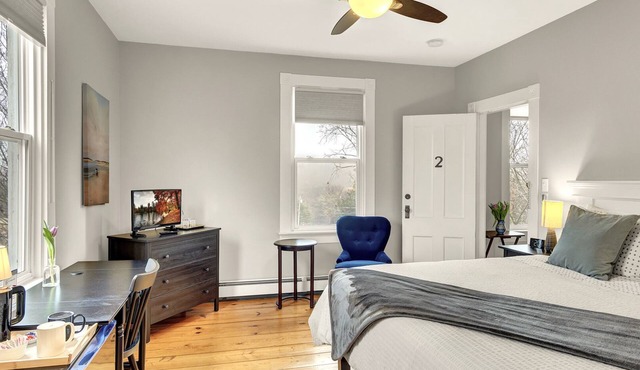 Stylish Riverside Country Queen Room in Historic Farmhouse