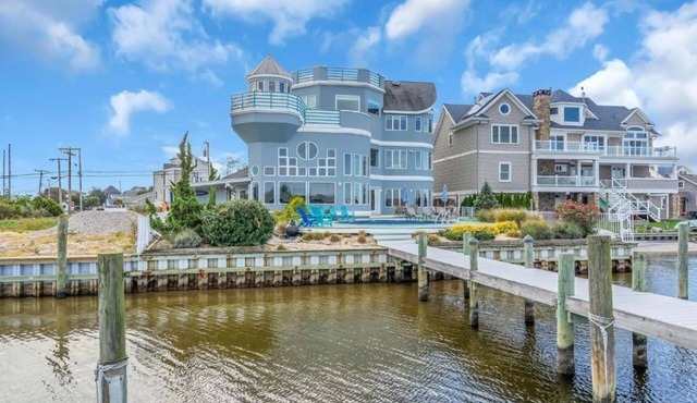 Sunset Paradise on the Bay w/Pool & Roof Top Views