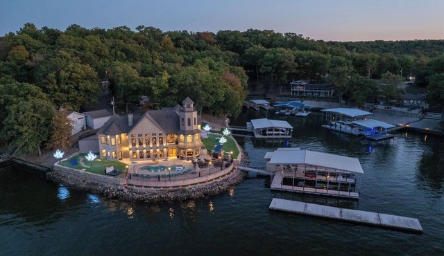 The Lighthouse - 2026 VRBO OF THE YEAR - Private Heated Pool & Golf Course 7k SF