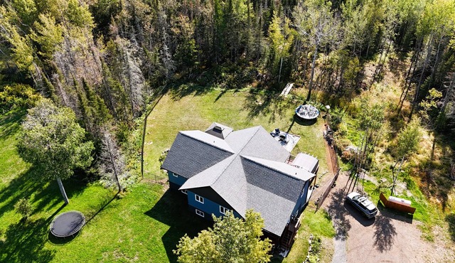 Thunder Bay Retreat, beautiful property with trails. Close to all anemnities.