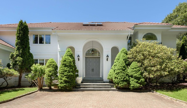 True Mediterranean Villa in heart of Hampton's-5 BR/6 Bath-Fully Renovated
