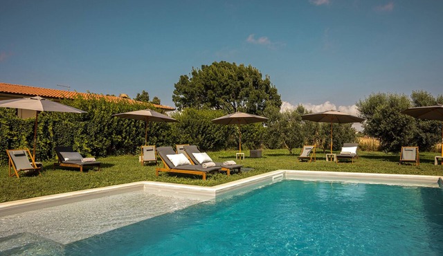 Villa with swimming pool, surrounded by countryside, only 800m from the beach