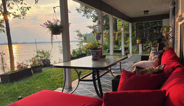 Work from the lake or unplug. Just over an hour from Ottawa, serenity now.