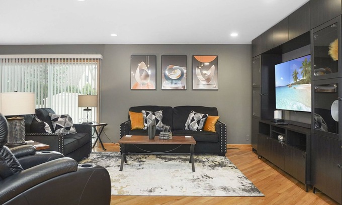 Elk Grove Village House | Elk Grove Village FHS Rental - Kingsbridge Rd