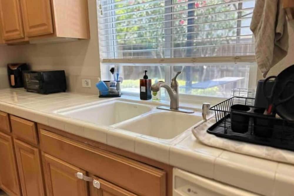 Photo of Kitchen in Hood